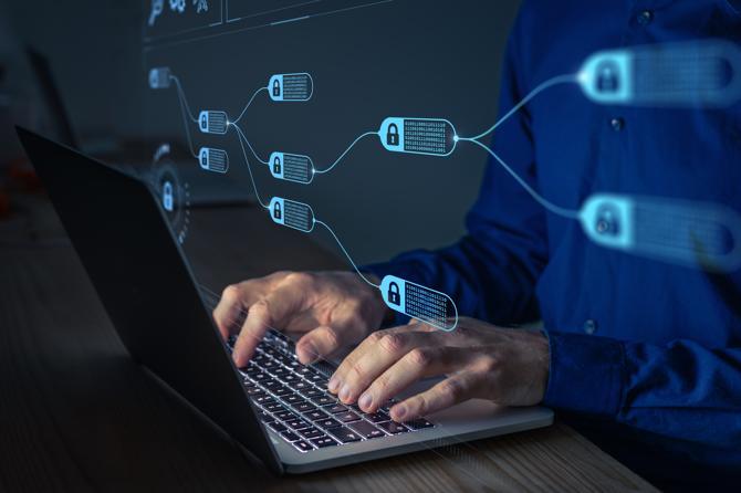 Un tecnico che si occupa della sicurezza della blockchain e dei dati.